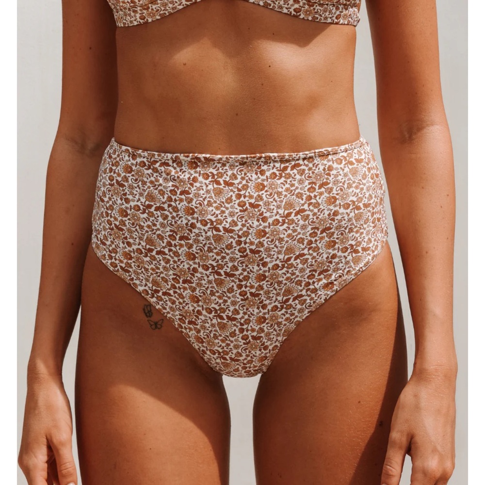 Kavala Samet High-Waisted Floral Bikini Bottoms in White and Blush M - Picture 7 of 8